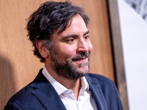 Megszületett az Így jártam anyátokkal sztárjának első gyermeke, Josh Radnor 51 évesen lett édesapa