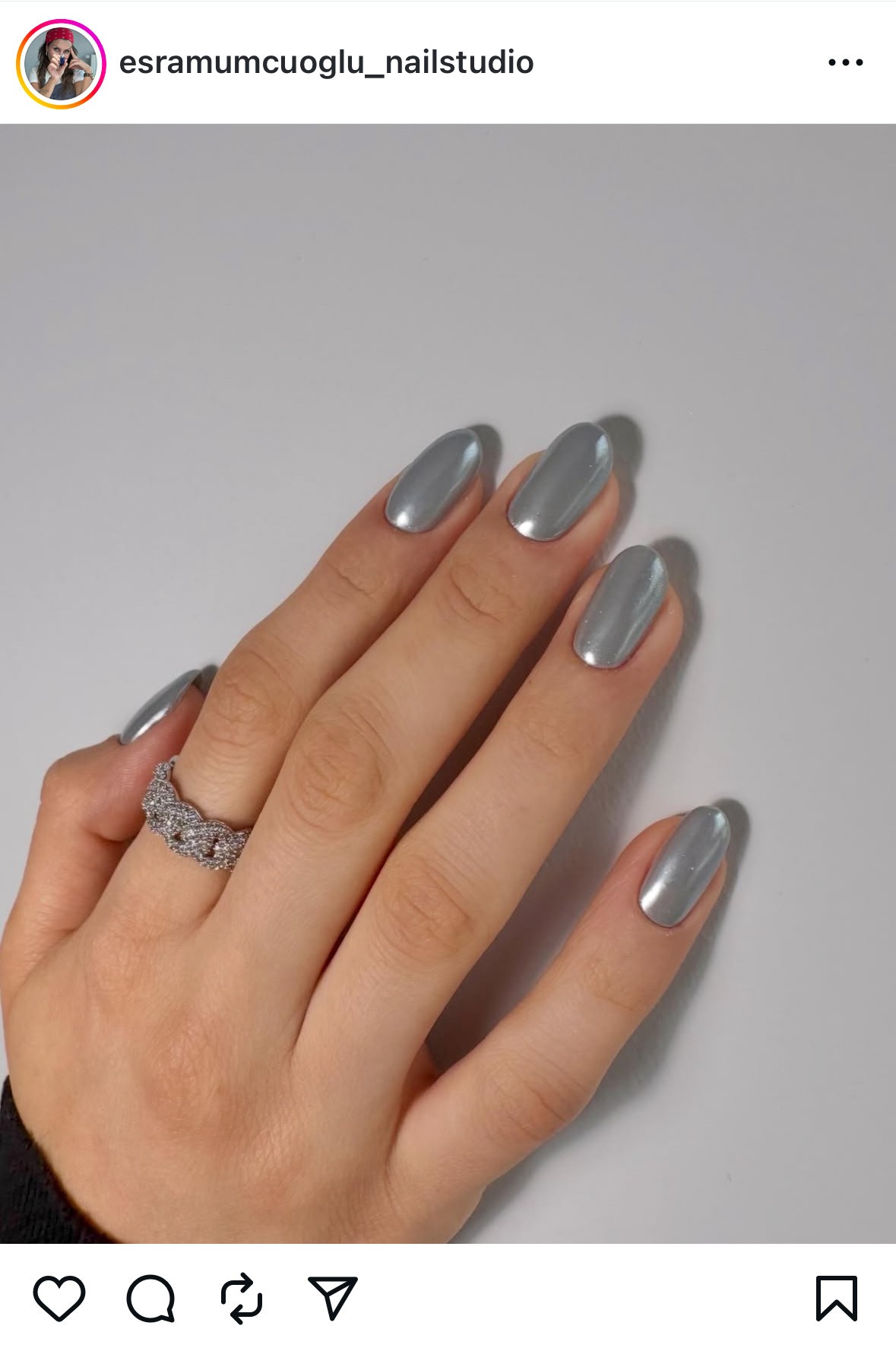 Az ezüstös gyöngyszürke árnyalat minimalista és kifinomult, tökéletes választás azok számára, akik rövid vagy közepes hosszúságú körmökkel rendelkeznek, és szeretnének egy kis vagányságot adni megjelenésüknek. Ez az új téli nude árnyalat garantáltan stílusos választás!