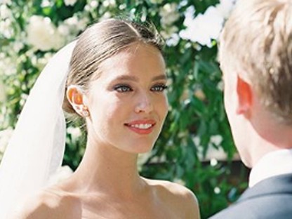 A szépséges topmodell egy időtlen, gyönyörű ruhában mondta ki a boldogító igent szerelmének