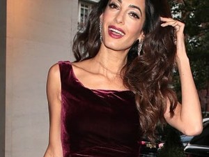 Amal Clooney felvette azt a ruhát, amit nyáron sose szabadna!