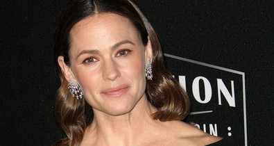 Jennifer Garner szédítően nézett ki ebben a combközépig felsliccelt ruhában