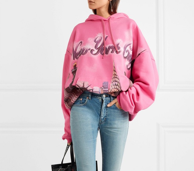 Balenciaga majdnem 900 dolláért árulja