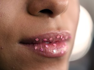 Le a maszkkal, elő a rúzsokkal!