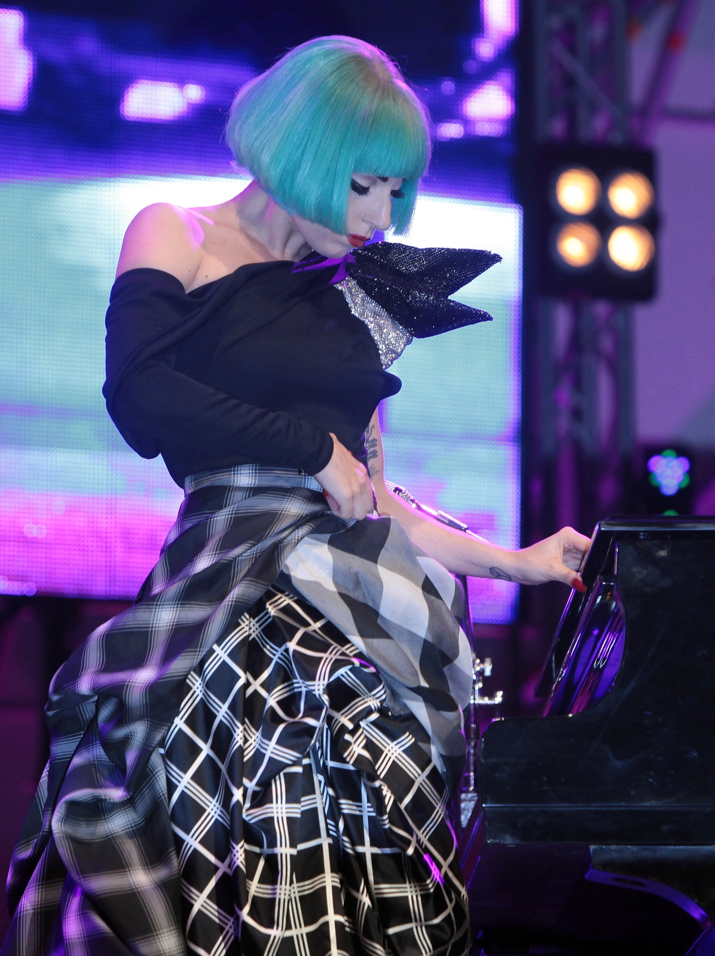 Lady Gaga a kék bob hajat is bevetette egy koncertjén