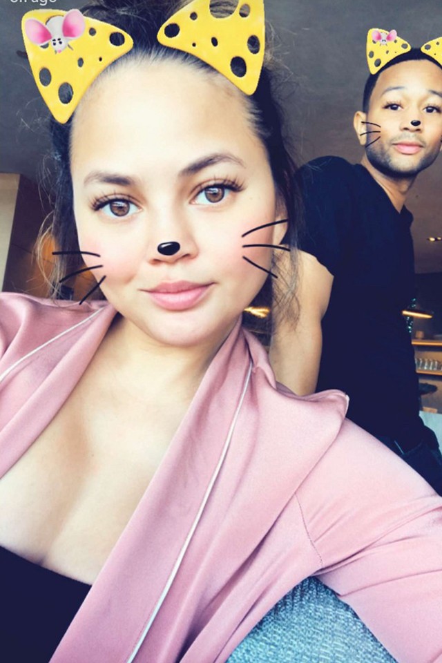 BRÉKING! Chrissy Teigen ismét babát vár!