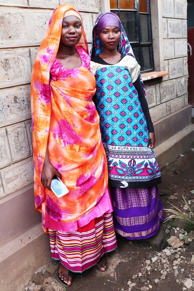 Vendégek a núbiai esküvőn.