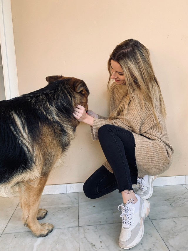 A Kuglófoslány kutyusa nem szeret szerepelni, de azért ma megmutatta magát