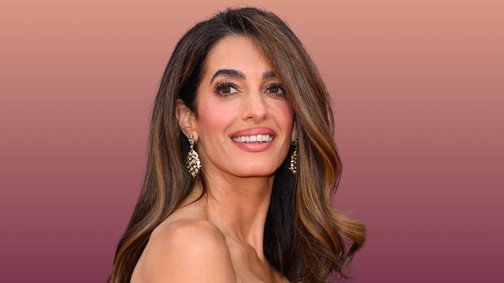 Amal Clooney rózsaszín miniruhában bulizott, Barbie babaként tündökölt George Clooney oldalán