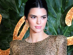 Kendall Jenner ebben az átlátszó pucérruhában bebizonyította, hogy ő is örökölte a híres Kardashian alakot