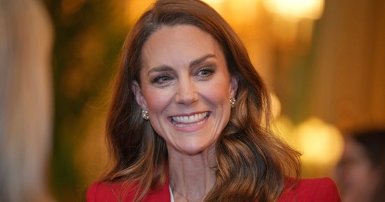 Ritkán látni Katalin hercegnét ennyire harsány ruhában, mégis telitalálat ez a választás