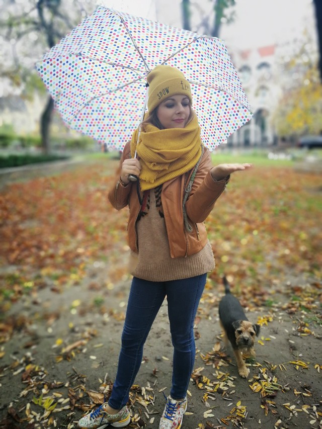 Enikő vidám sárga szettben sétáltatja ma kutyusát