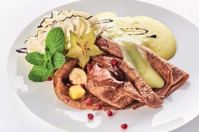 Kakaós palacsintatésztában Nutella, ananász, banán, vaníliaöntettel, tejszínhabbal