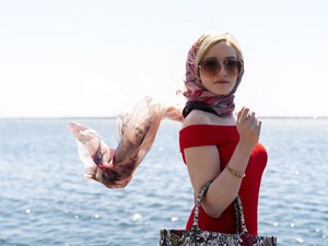 Tényleg ilyen könnyen bedőlünk az Anna Delvey-féléknek, csak mert gazdagok és intelligensek?