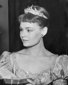 Szerintünk a finom, mégis jellegzetes vonásainak köszönhetően Audrey Hepburn ikertestvére is lehetne! (1957)