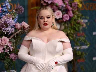 A Bridgerton sztárja meztelenre vetkőzött a kamerák előtt, és nyomós oka volt rá