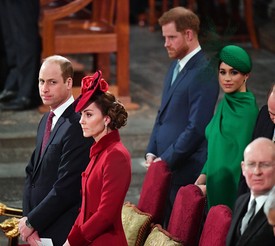 A híres 4-est, március 9-én láthattuk utoljára együtt. Ekkor már mindenki arról beszélt, hogy ez Meghan Markle és Harry herceg utolsó hivatalos eseménye, ahol kötelességük részt venni. Arra azonban senki sem számított, hogy ilyen fagyos lesz a hangulat Vilmosék és Harry-ék között és meg sem próbálnak jópofizni egymással. Van, akik szerint egyáltalán nem volt köztük feszültség, csak rosszul elkapott pillanatokat láthattunk, de ez nem változtatott azon, hogy elárasztották a komor hercegeket ábrázoló fotók az internetet. 