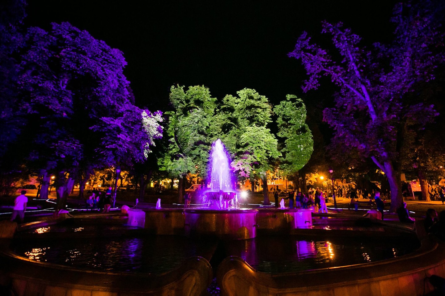 Lézersugarak és fényjáték – a tudomány és művészet találkozása a pécsi éjszakában.