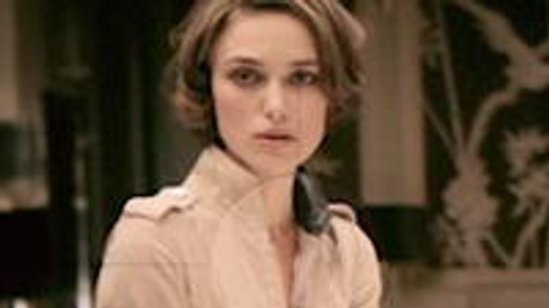 Keira Knightley fotóst csábít és vetkőzik