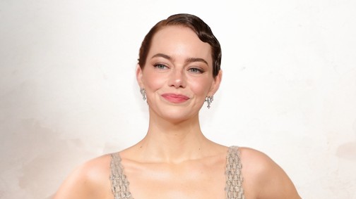 Emma Stone melltartó nélkül, káprázatos meztelenruhában tarolt a párizsi divathéten