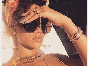 Rihanna így napozik?