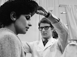 Yves Saint-Laurent, a tervezőzseni, aki egész életében démonaival küzdött