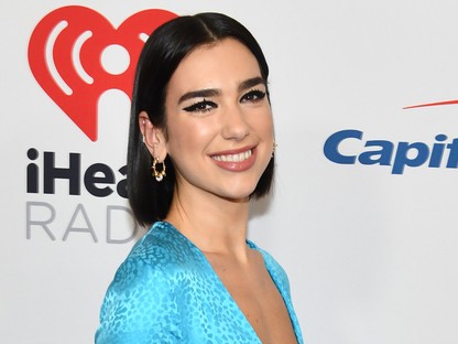 Micsoda falatnyi ruhában bulizott Dua Lipa