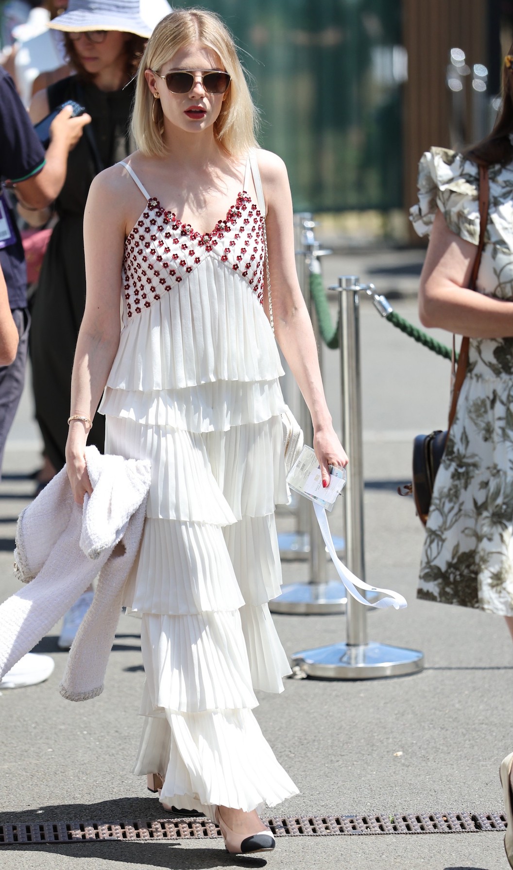 Lucy Boynton stílusérzékére ismét nem lehetett panasz: a Chanel 2025-ös Pre-Fall kollekciójából választott egy fehér, gyöngyökkel díszített topot, amit egy légies, fodros nadrággal kombinált. Az összhatás egyszerre volt elegáns, letisztult és hamisítatlanul Chanel.