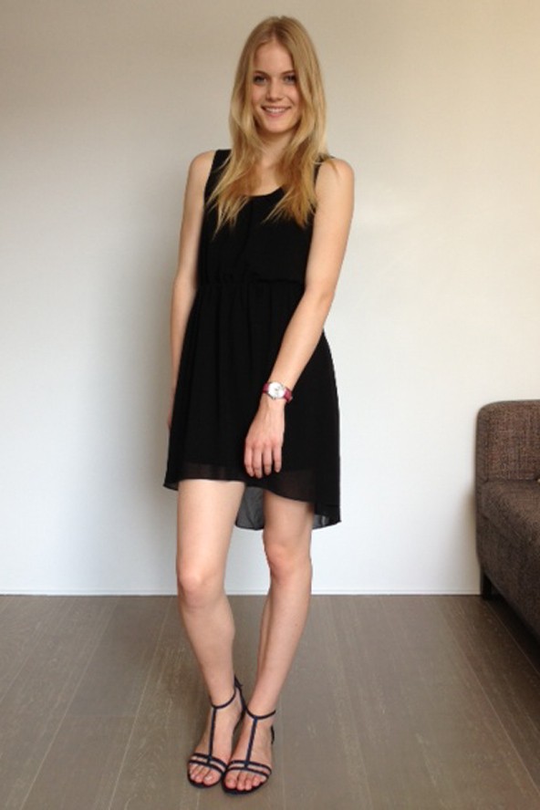 Mosolygós modell kis feketében