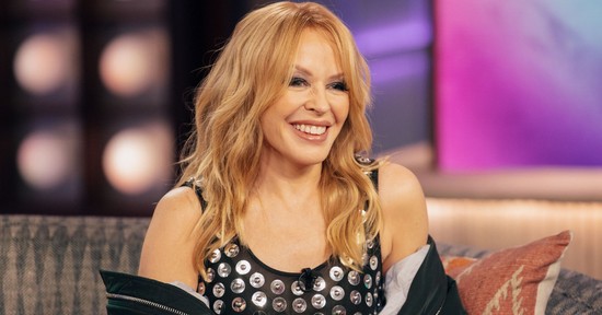 Kylie Minogue fűzős latexruhában mutatta meg magát, az énekesnő két évtizedet is letagadhatna a korából