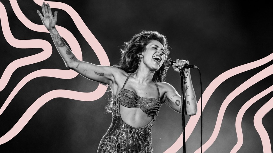 Miley Cyrusnak megint hosszú sötétbarna haja van, és nekünk deja vu érzésünk van