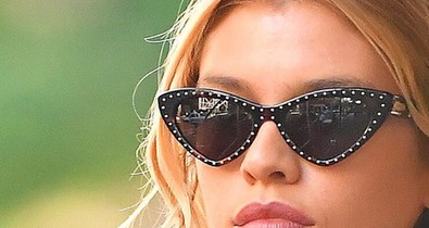 Ez a fonás Stella Maxwell hajában pofonegyszerű, mégis tökéletes!