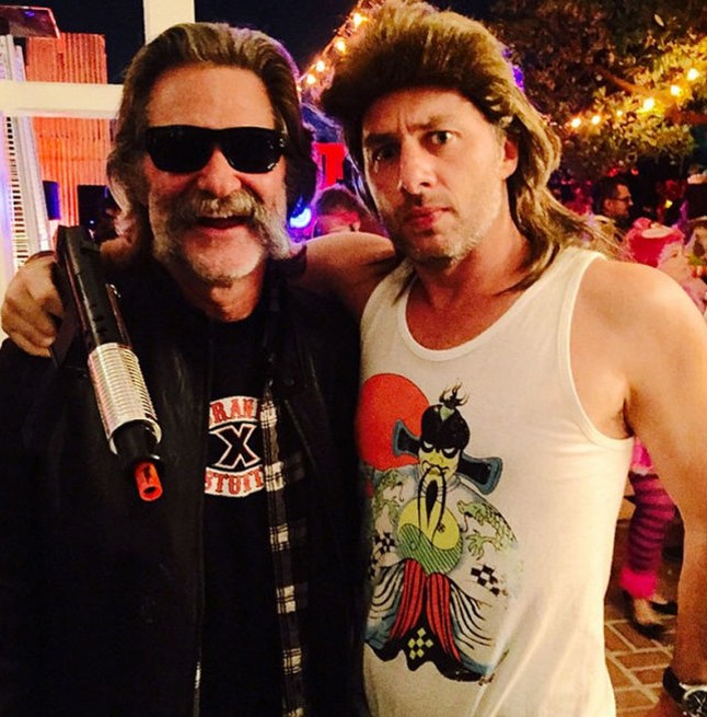 Ez nagyon vicces! Zach Braff Val Kilmernek öltözött, majd az igazi Val Kilmerrel pózolt.