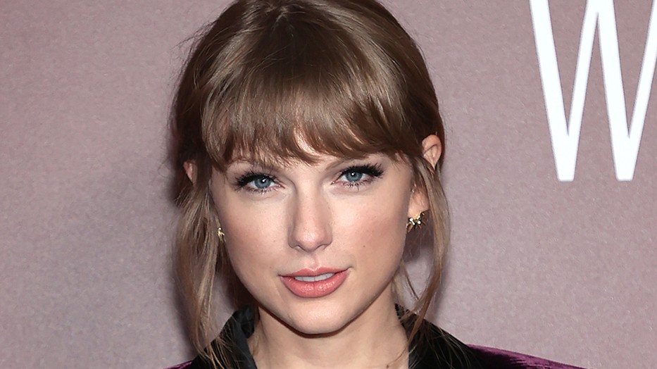 Taylor Swift bársony nadrágkosztümje lesz az ünnepek kedvenc darabja