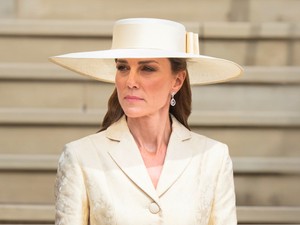 A királyi családot kifütyülték a tüntetők, Katalin hercegné így reagált rá