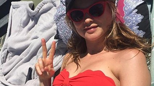 A várandós Behati Prinsloo bikiniben mutatta meg pociját