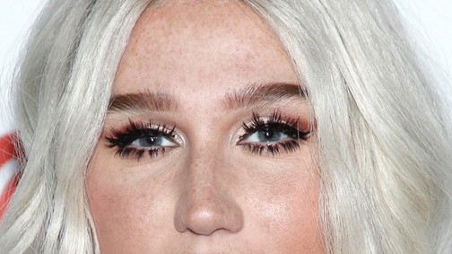 Kesha modern hippinek öltözött, de jól áll neki!