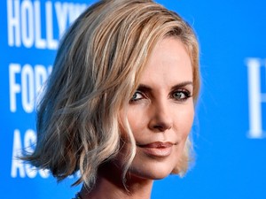 Charlize Theron gyönyörű, de ez a ruha egy idiótaság
