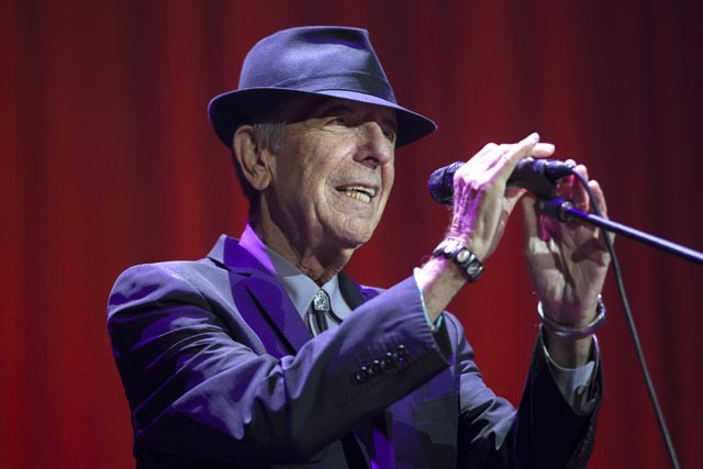 Leonard Cohen – 82 éves korában november 10-én teljesen váratlanul elhunyt az egyik legnépszerűbb kanadai előadóművész, akinek dalszövegeit a fiatalabb és az idősebb generáció egyaránt nagyon kedvelte.