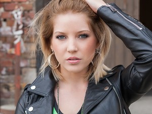 Szabó Zsófi motoros bőrdzsekiben