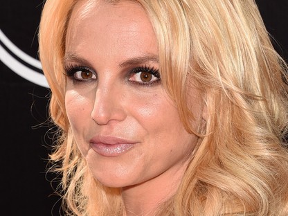 19 évvel később Britney Spears újra magára öltötte ikonikus iskolás egyenruháját