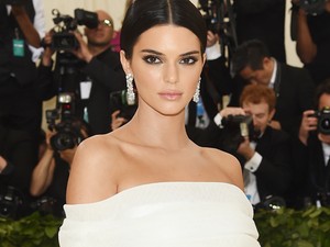 Mi tízszer elestünk volna Kendall Jenner nadrágjában! Hogy csinálja?