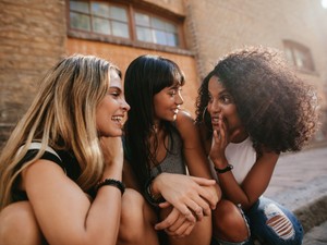 „De rég láttalak! Képzeld, terhes vagyok!” - Te kinek mesélsz először?