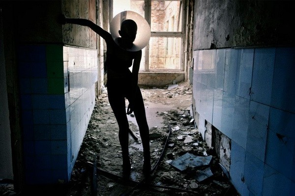 Fotó: Csoboth Edina, Modell: Barabás Henriett/Attractive, Styling: Frák Péter, Smink: Kunkuma Drucker, Fodrász: Vörös Anett /Microphone Hair, Fotóasszisztens: JámborZsófi, Tipo: Liziczai RékaRuhák : Napsugar von Bittera, Nora Sarman, Vivienne Westwood, ASOS, Mellow Yellow, Aldo, Zara & Vintage Pieces