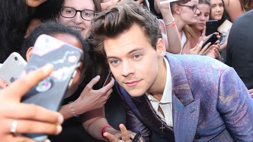 Harry Styles kilakkozta a körmeit, és mindenki odavan érte