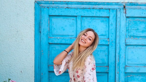 Szőcs Renáta virágos ruhájától rögtön jobb kedvre derülsz