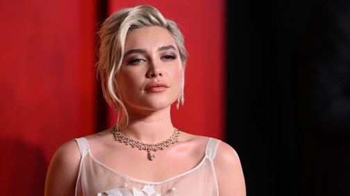 Florence Pugh drámai pucérruhája láttán eláll a lélegzeted, áttetsző darabban vonult végig a kifutón