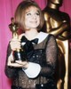 Barbra Streisand 1969-ben vette át élete első Oscar-díját a Funny Girl című filmben nyújtott alakításáért. Az ikonikus pillanat különlegessége, hogy abban az évben Katharine Hepburnnel holtversenyben nyerte el a legjobb színésznő díját.