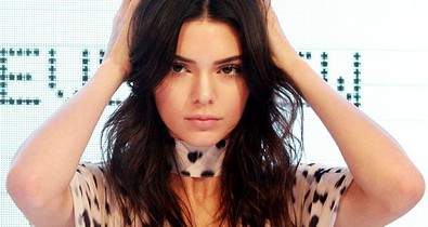 Kendall Jenner, Selena Gomez és Ashley Tisdale is ugyanazt az átlátszó felső hordja!