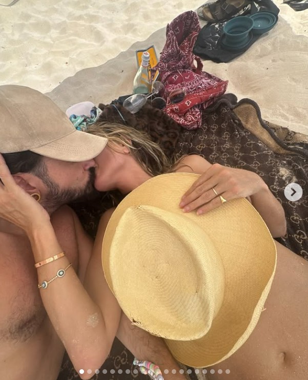 Heidi Klum bájait mindössze egy kalap takarja