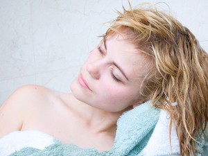 Ez lehet az oka annak, ha hajmosáskor nagy mennyiségű hajszálat veszítesz